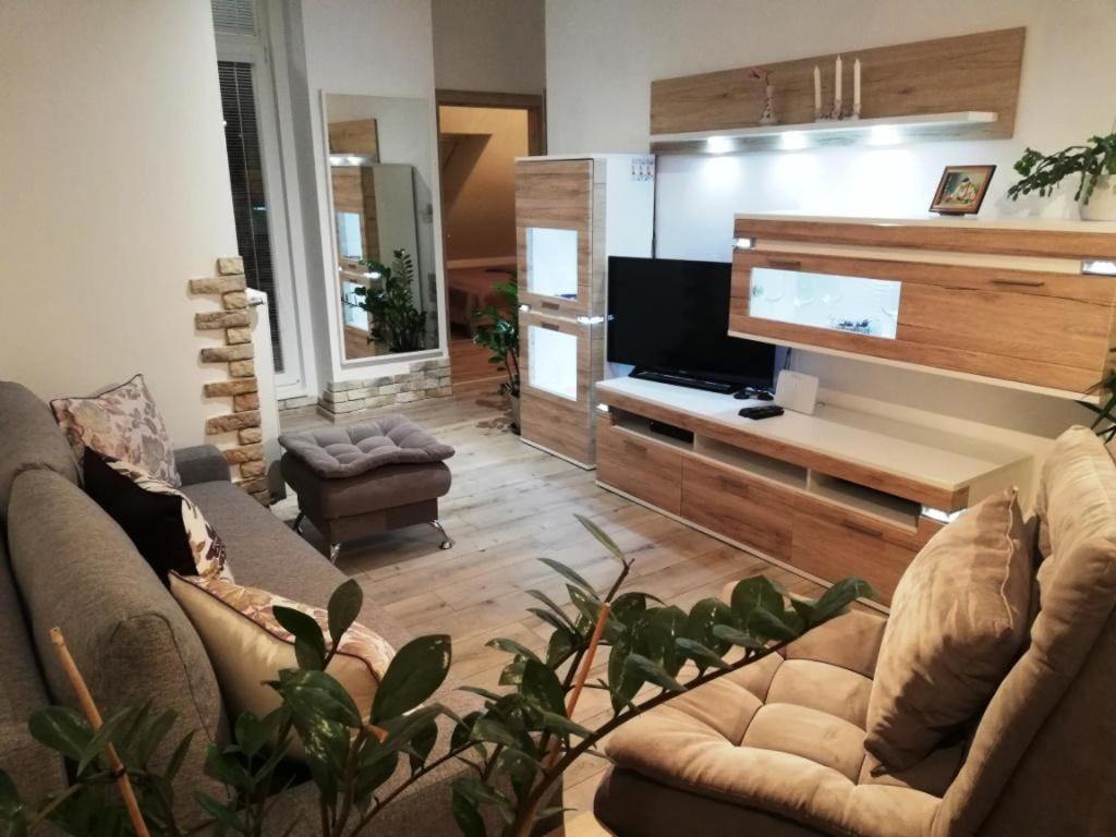 Апартаменты Galeria Stastie Сенец Экстерьер фото